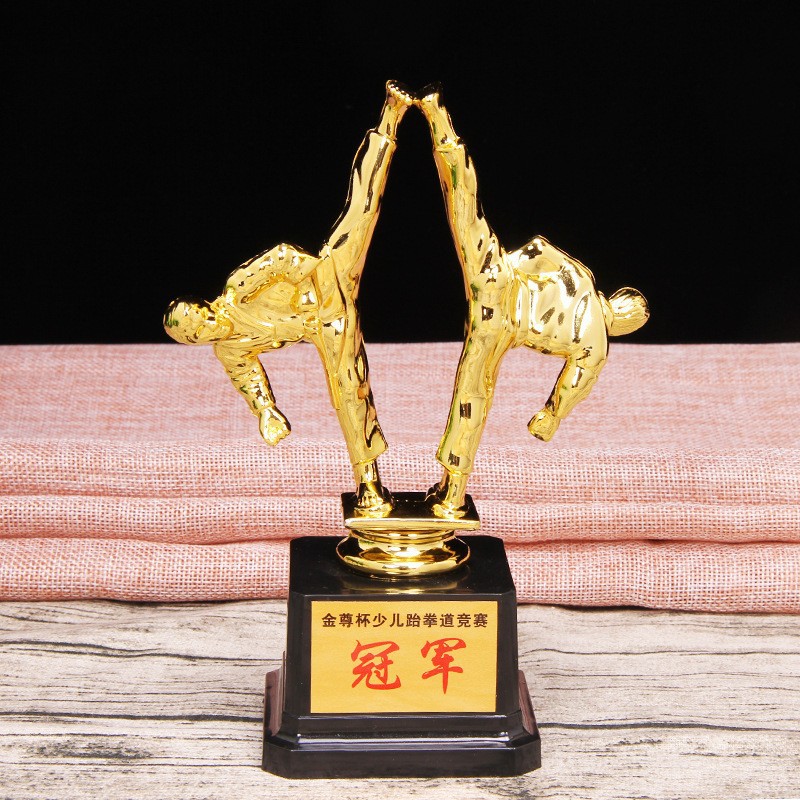 Nuevos eventos de taekwondo artes marciales trofeos de plástico pequeños jinmen trofeos de plástico suministros de recompensa niños taekwondo trofeos