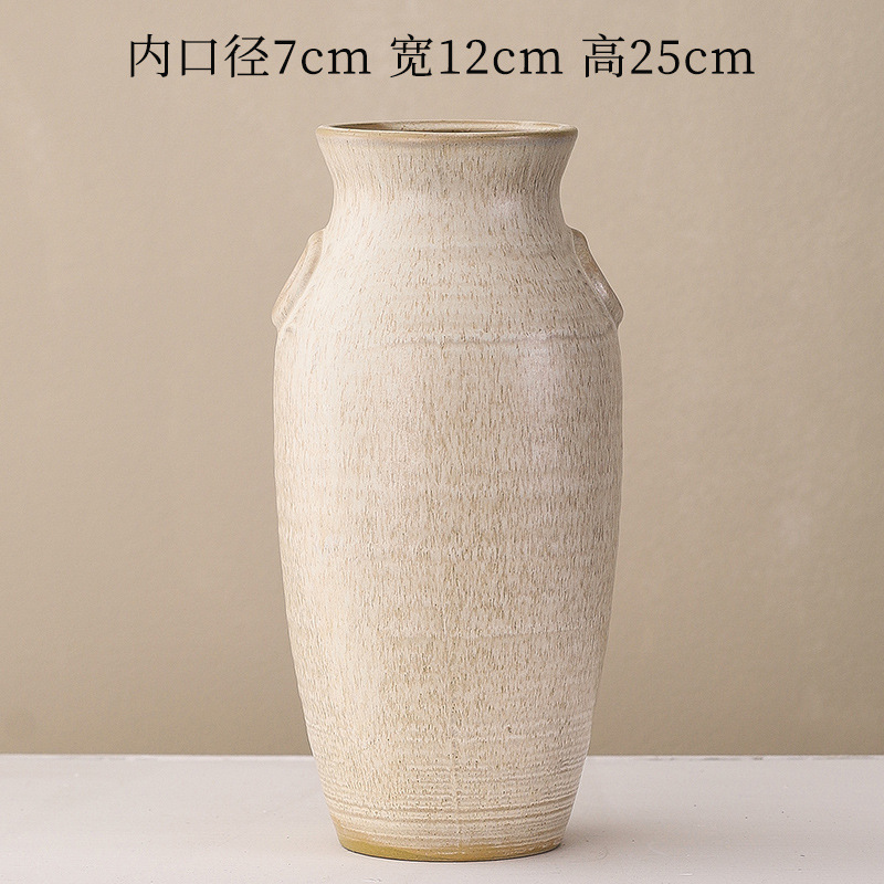 陶磁器の花瓶の水培花は寂しい風があります。