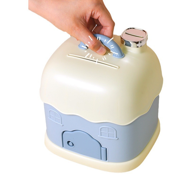 La Caja de ahorros es una pequeña y encantadora chica de dibujos animados, la Caja de ahorros es de plástico, la Caja de mano de la cabaña de año nuevo 2023