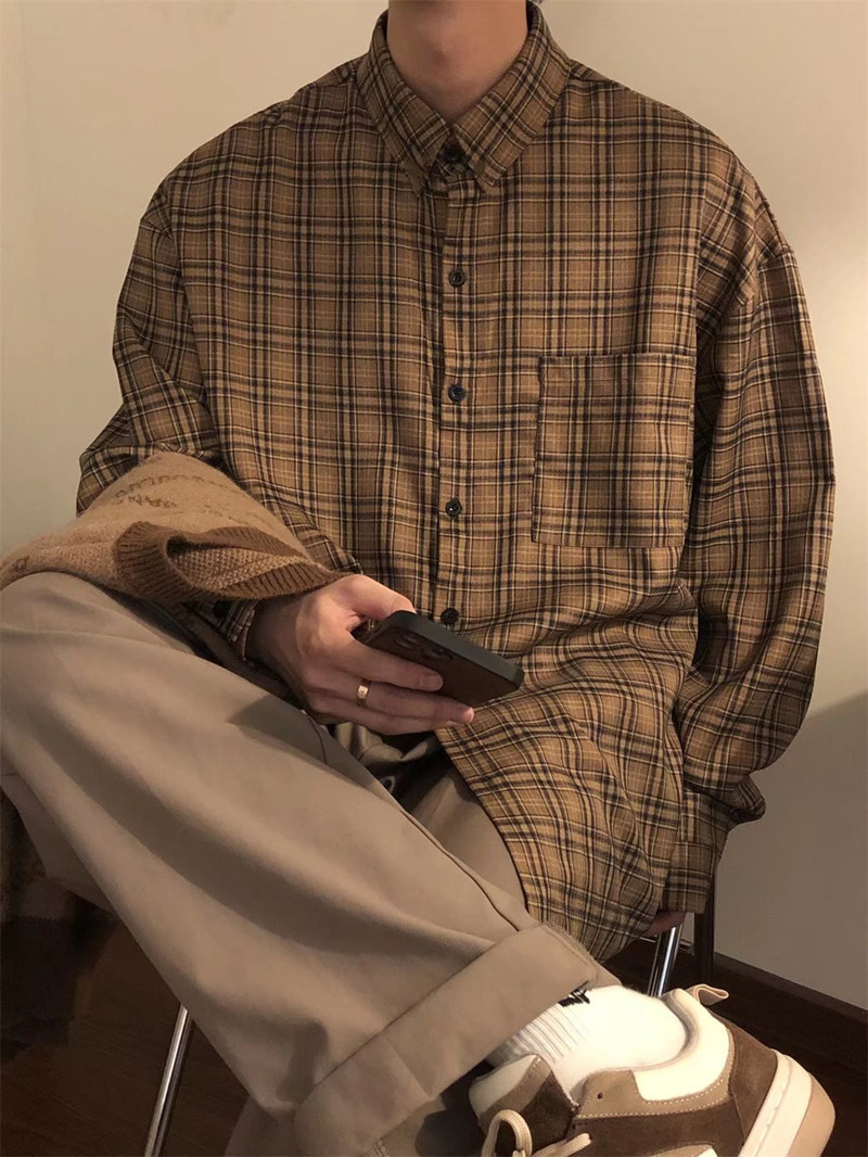 春と秋の日本系のレトロなインナーカレーの格子の長袖のシャツの男性の潮のinsのカップルのゆったりしているカジュアルなシャツのコート