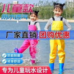子供は水を遊んで体を連ねてズボンの幼稚園の防水の服を遊んで海に追いつきます。