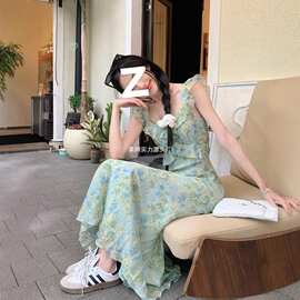 茶歇法式碎花吊带连衣裙女夏季2026新款修身显瘦海边度假沙滩长裙