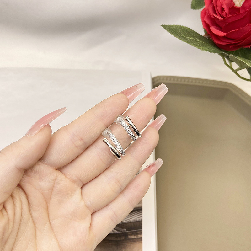 Nueva moda simple imitación de pernos de diamante ins aretes rojos en línea nicho temperamento ligero lujo fino fábrica de auriculares suministro directo