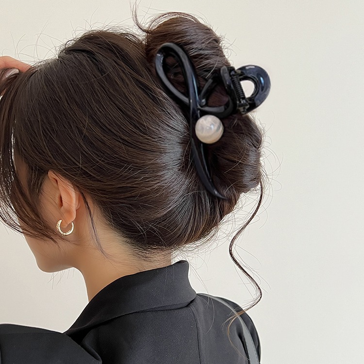 Clip de agarre de perlas de sentido avanzado, horquilla para el cabello en la parte posterior de la cabeza de las mujeres, clip de temperamento de otoño e invierno, tocado, clip de tiburón mediano, horquilla