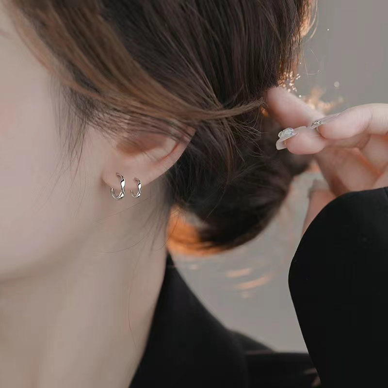 s999 スターリングシルバーイヤリングプレーンフープイヤリングシンプルな気質ハイエンド気質 Douyin 人気のメビウススターリングシルバーイヤリング女性用|undefined