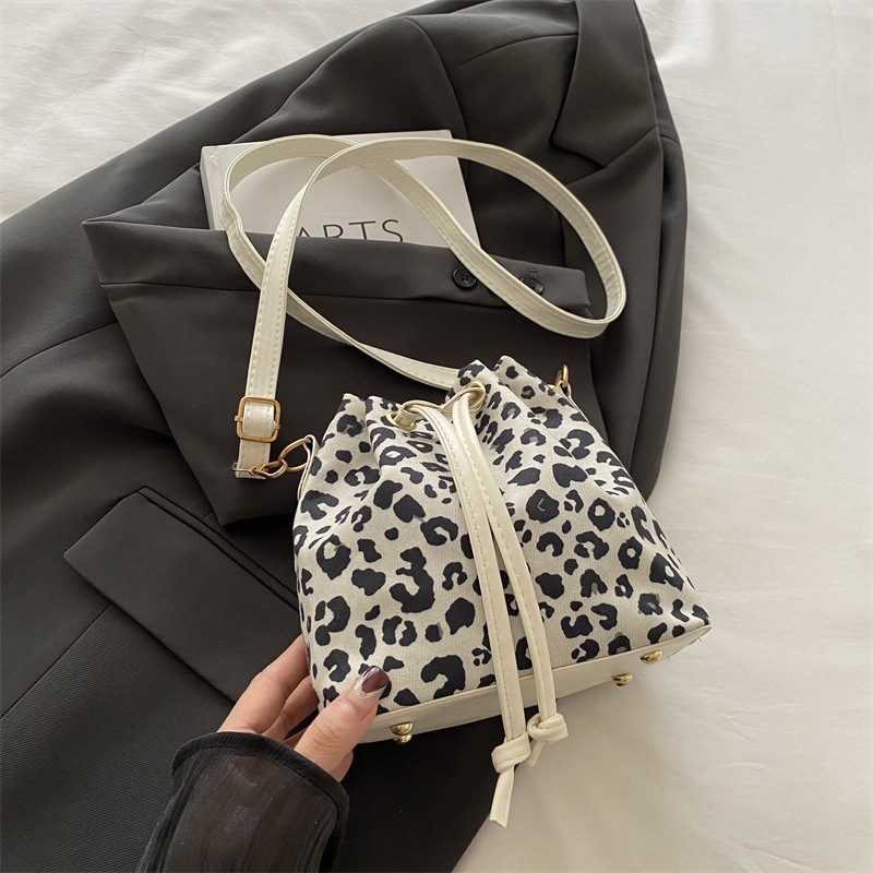 Nicho de diseño de leopardo correa bolso de cubo de agua mochila para mujeres 2024 nuevo popular bolso de hombro a cuadrillas portátiles
