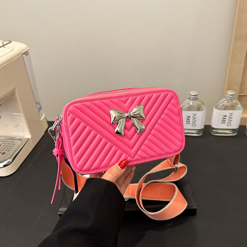 Bolsos transfronterizos para mujer 2024 nuevo bolso de cámara de todo fósforo de moda de alta gama casual simple bolso cuadrado pequeño de mensajero de un solo hombro