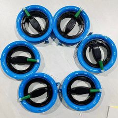 维坊凧の新製品は透かし彫りの青い輪凧をロックして器材の糸板を放ちます。