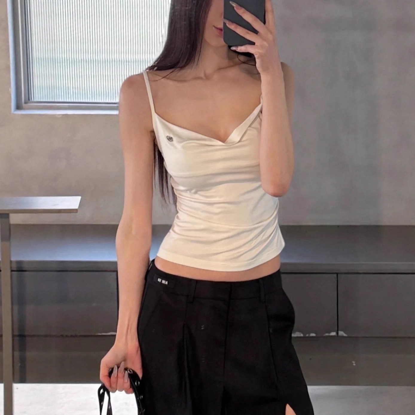 Nanyou High-Quality AIM Early Spring Base Layer Top with Pure and Delicate Style, Swaying Neck, Metal Logo, Short Strap, Buyer