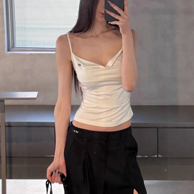 Nanyou High-Quality Aim Early Spring Base Shirt with a Pure and Alluring Style, Metal Logo, Small Strap, Short Top, Buyer's Choice