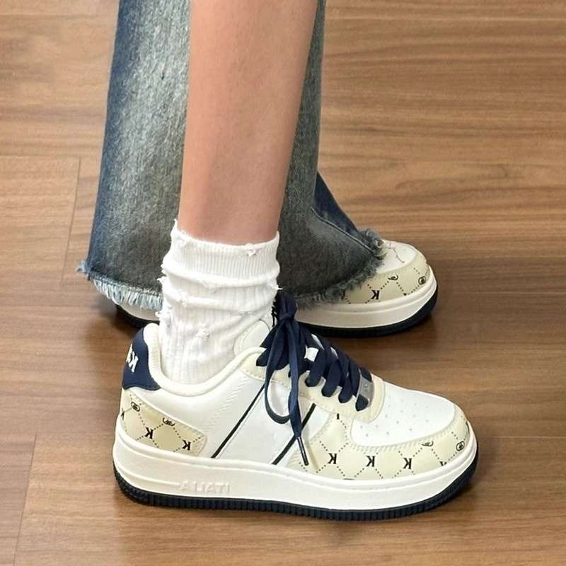 Ju Jingyiと同じスタイルの靴、女性用の見栄えの良い厚底スニーカー、2025秋の新しいホットスタイルのラウンドトゥカジュアルスポーツシューズ|undefined