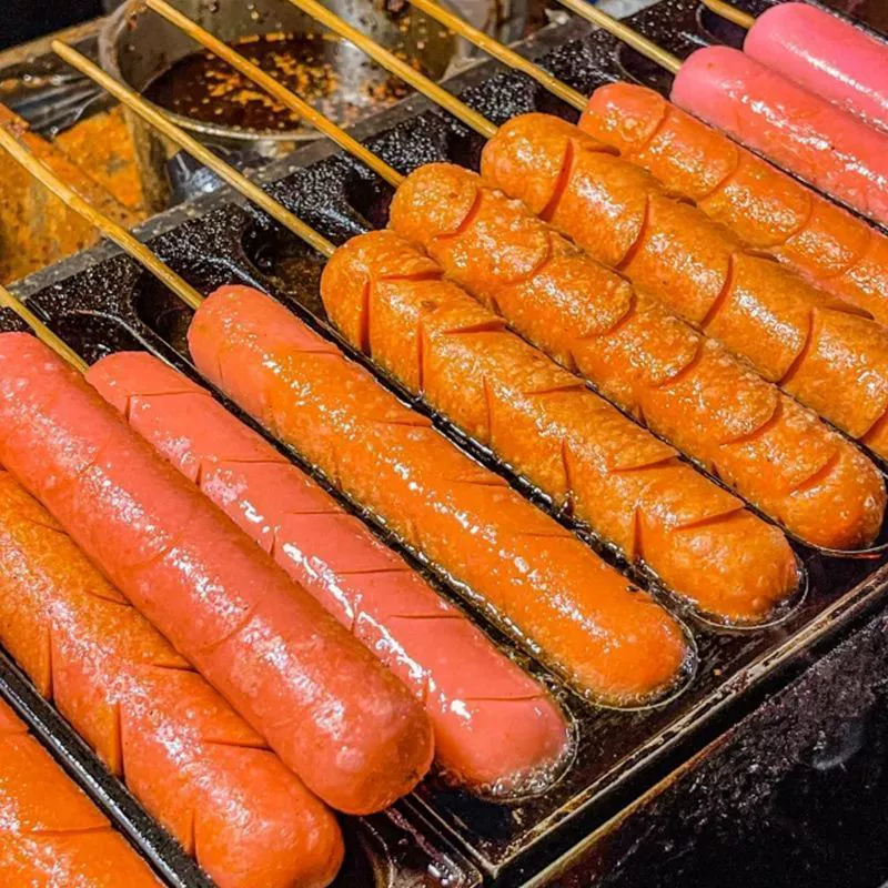 Куриная колбаса на гриле, ветчина, жареная колбаса, барбекю, уличная еда, хрустящая колбаса, оптовая продажа в целой коробке.
