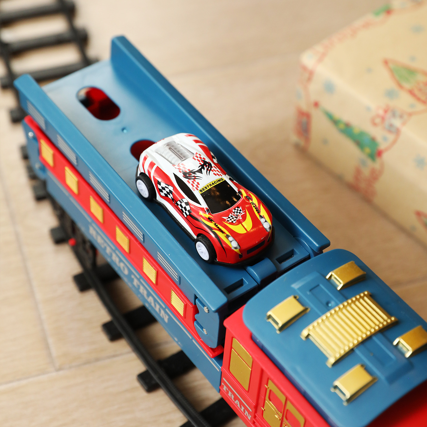 Transfronterizos niños regalos divertidos ferrocarril eléctrico trenes de Navidad decoración de Navidad ferrocarril carruaje decoración de árbol de Navidad
