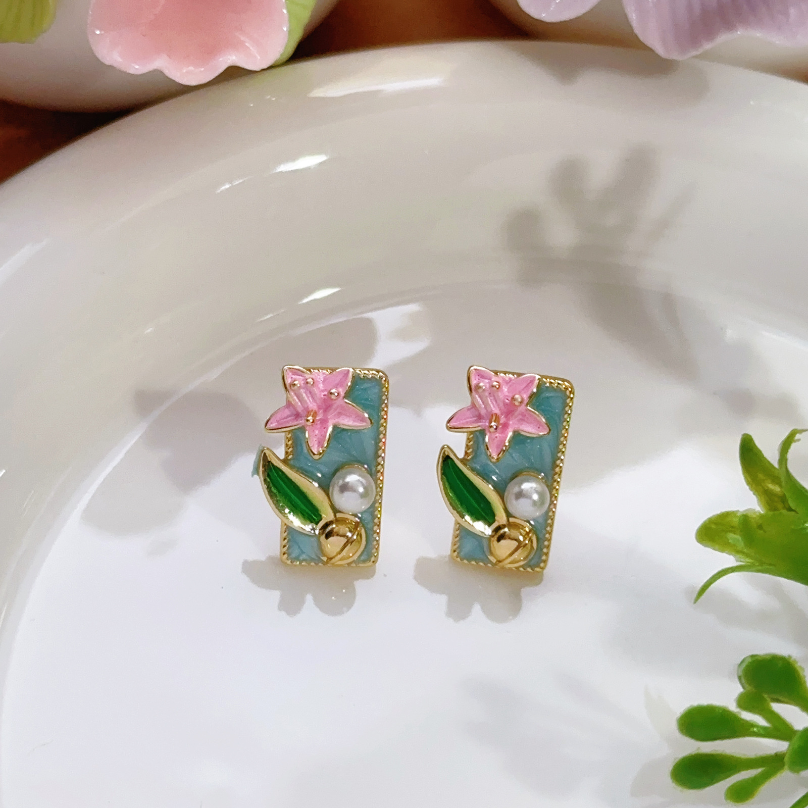 Pendientes de perlas Zhuji, temperamento blanco francés, pendientes antiguos, desplazamientos diarios, lujo ligero, joyería de orejas de alta gama al por mayor