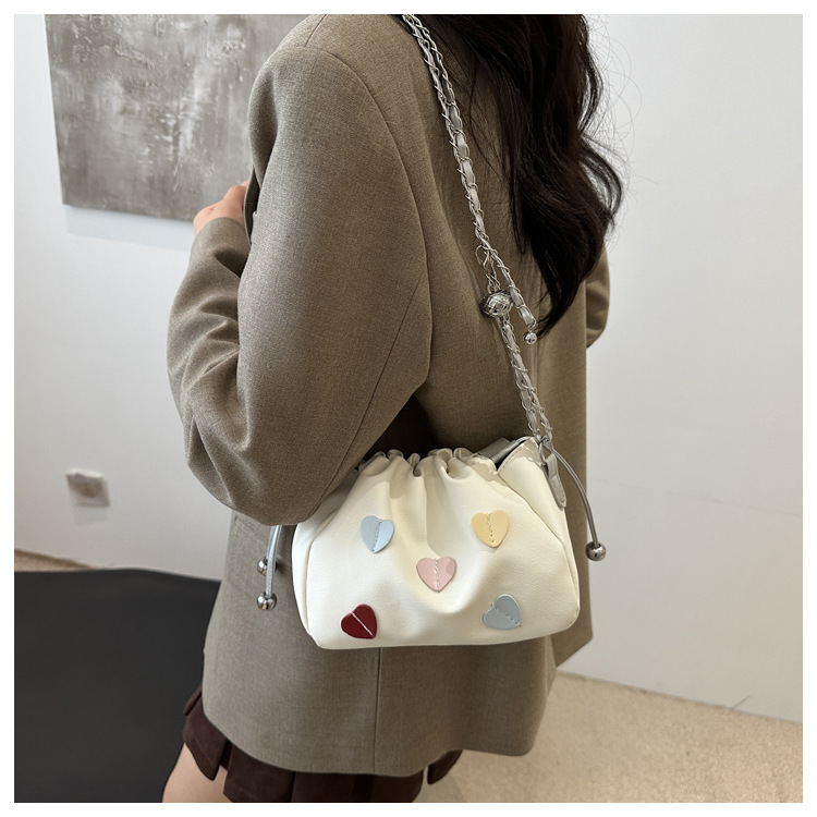Drawstring bucket for women 2024 new Korean fashion shoulder bag, simple commuting contrasting color heart chain_voghion.com