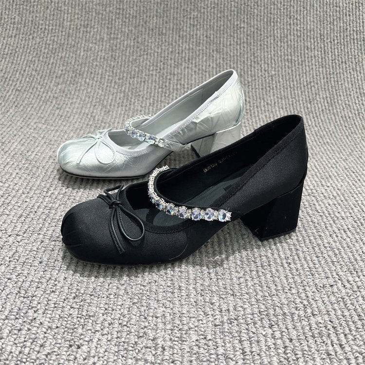 Romantic and delicate high heels with a strap