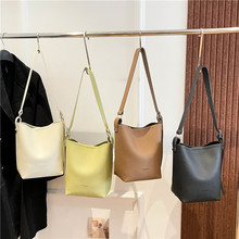 2025新款女包质感斜跨包小众设计超火水桶包最新流行复古小包包