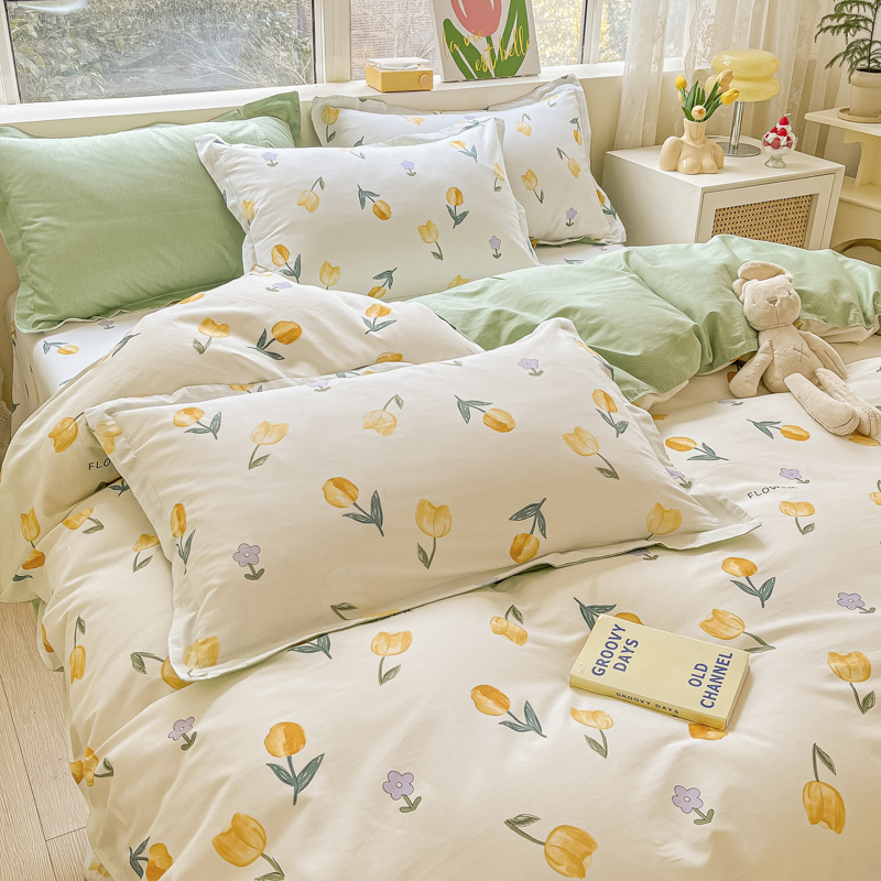 Pequeñas flores de algodón de cuatro piezas de una sola cama impresa cubierta de edredón dormitorio de estudiantes cama de algodón de tres piezas de una sola cama cubierta de edredón
