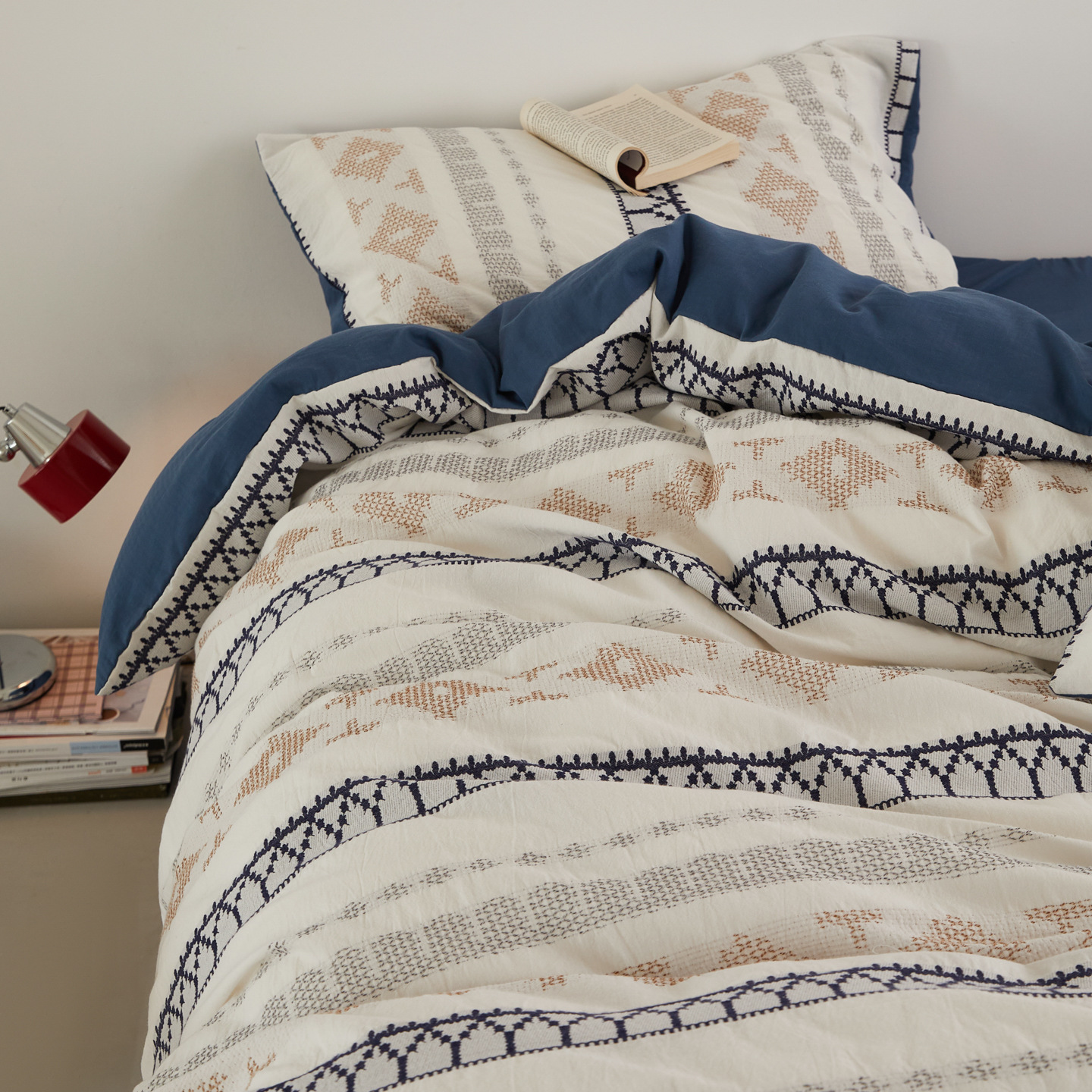 Conjunto de cama de quatro peças em algodão puro, tingido com fios, estilo nórdico francês minimalista retrô vintage, com matelassê Fair Isle e estampa jacquard. Acabamento sofisticado._voghion.com