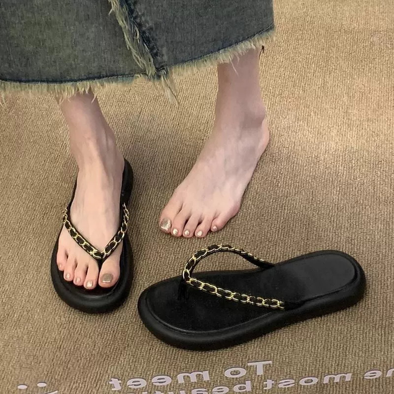 Xiao Xiangfeng шлепанцы девушки носят на улице 2024 новые мягкие подошвы сандалии с черными цепями пляжные туфли