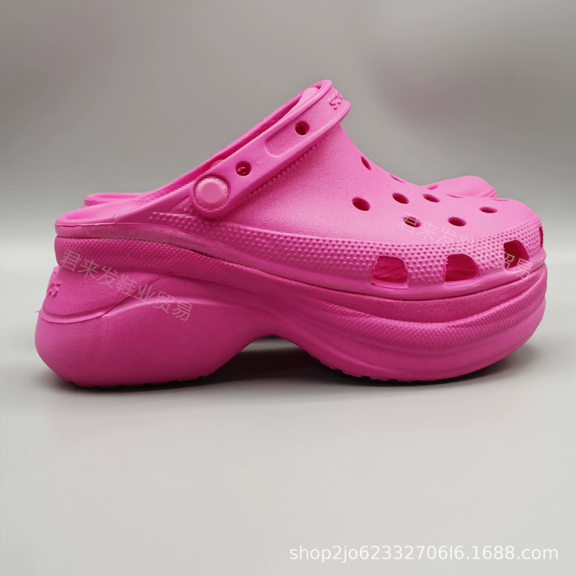 Сандалии 2024 года в стиле Crocs на толстой подошве, в форме кита, повседневные, увеличивающие рост, пляжная обувь, удобные, модные, повседневные, оптом, в европейском и американском стиле.