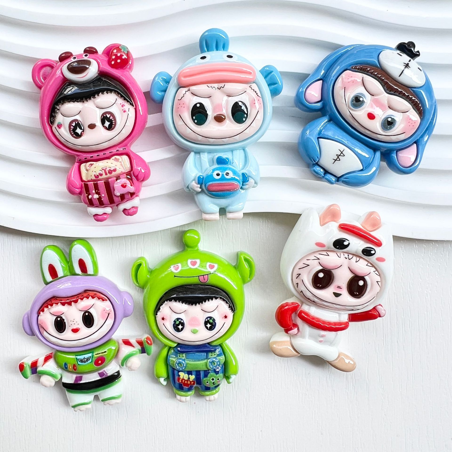 다카 애니메이션 세 눈의 딸기 곰 인형 수지 액세서리 크림 접착제 DIY 헤어 액세서리 머리띠 휴대 전화 케이스 펜던트 배치