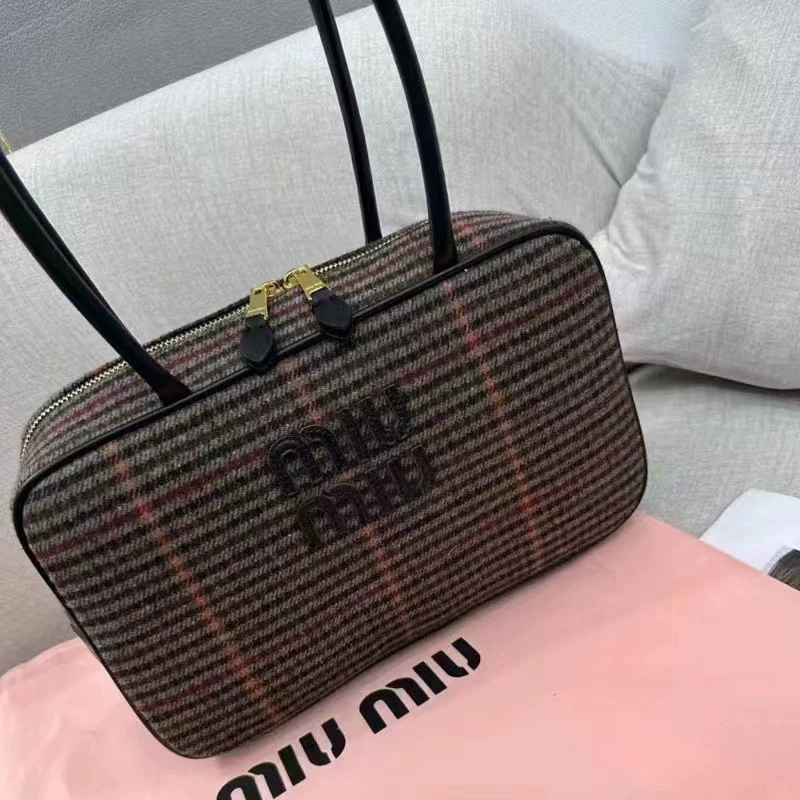 2025miu Новойетка хендсотипруно? (Note: The third contains brand-like text 'miu' and 'Houndstooth' which translates as клетчатая узор? Let's translate sensibly)