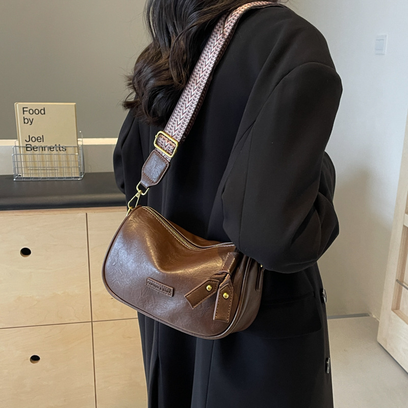 Retro capacious one-shoulder bag for leisure