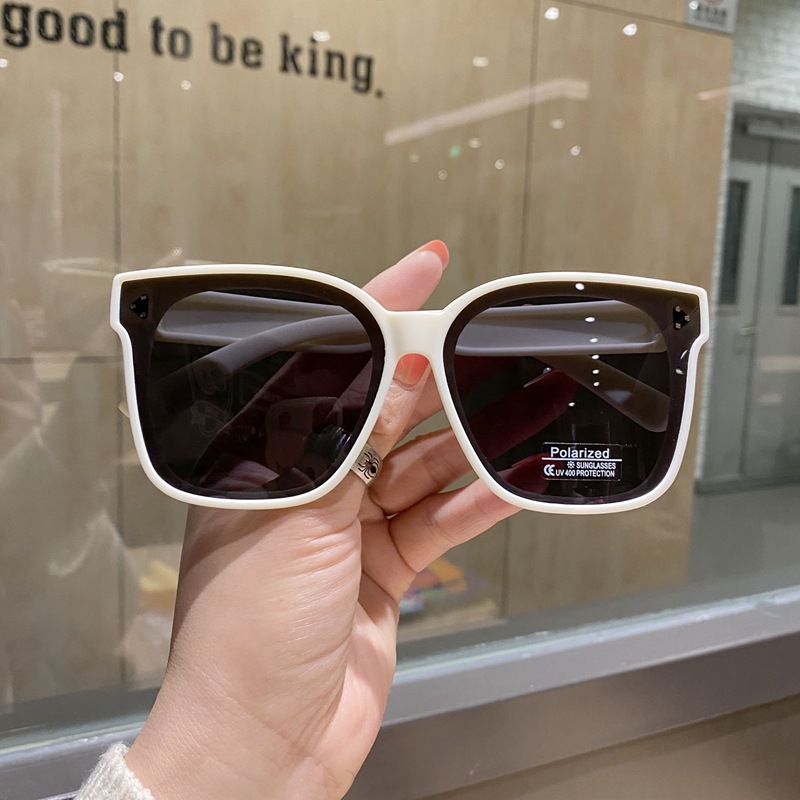 베이지 색 프레임 회색 슬라이스