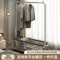 ハンガーが床に落ちた寝室2025の新型移動フード棚の家の中でベッドを干して夜に服の神器を置いてハンガーを掛けます。