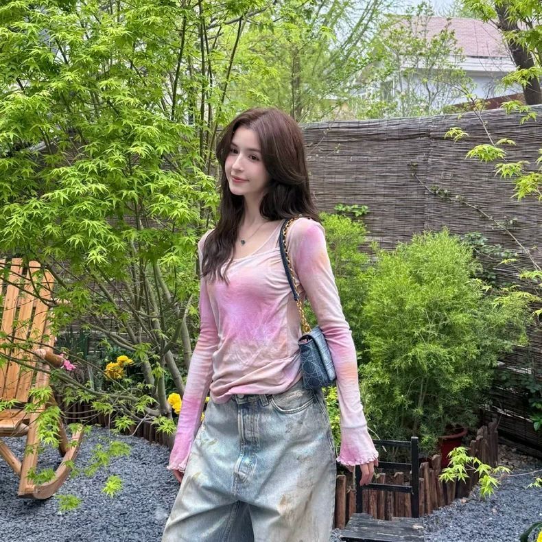 Hani Kezi Celebrity-Inspired Pink Tie-Dye Long-Sleeve T-Shirt for Women, Slim Fit, Layered Top, New for Spring 2025 Hani Kezi Celebrity-Inspired Pink Tie-Dye Long-Sleeve T-Shirt for Women, Slim Fit, Layered Top, New for Spring 2025