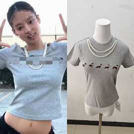 长期现货2025夏金智妮同款蕾虎灰色印花珍珠项链弹力短袖上衣女