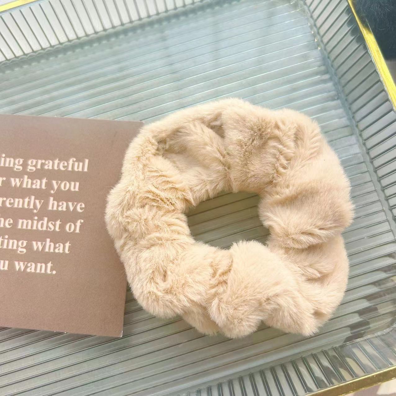 Otoño y invierno simple de color sólido de peluche collar de intestino elástico cabello de la cabeza de la niña detrás del anillo de cabello de la cabeza