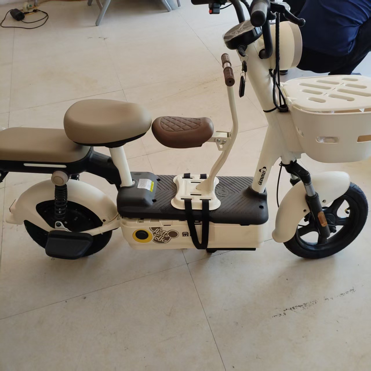 Manufacturer wholesale electric vehicle front-mounted child seat, foldable child baby electric motorcycle armrest stool safety seat