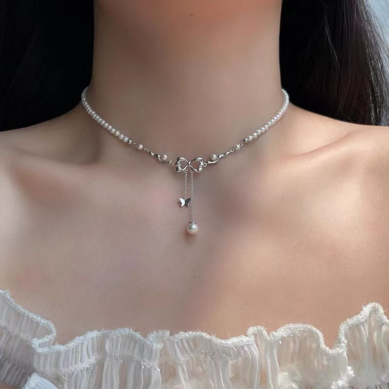 Universal small necklace with bow from pearl