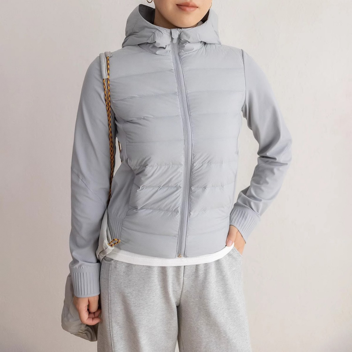 2025 primavera y verano 90 chaqueta de plumón ligera encapuchada cintura deportiva de mujer ligera empalme delgada chaqueta corta