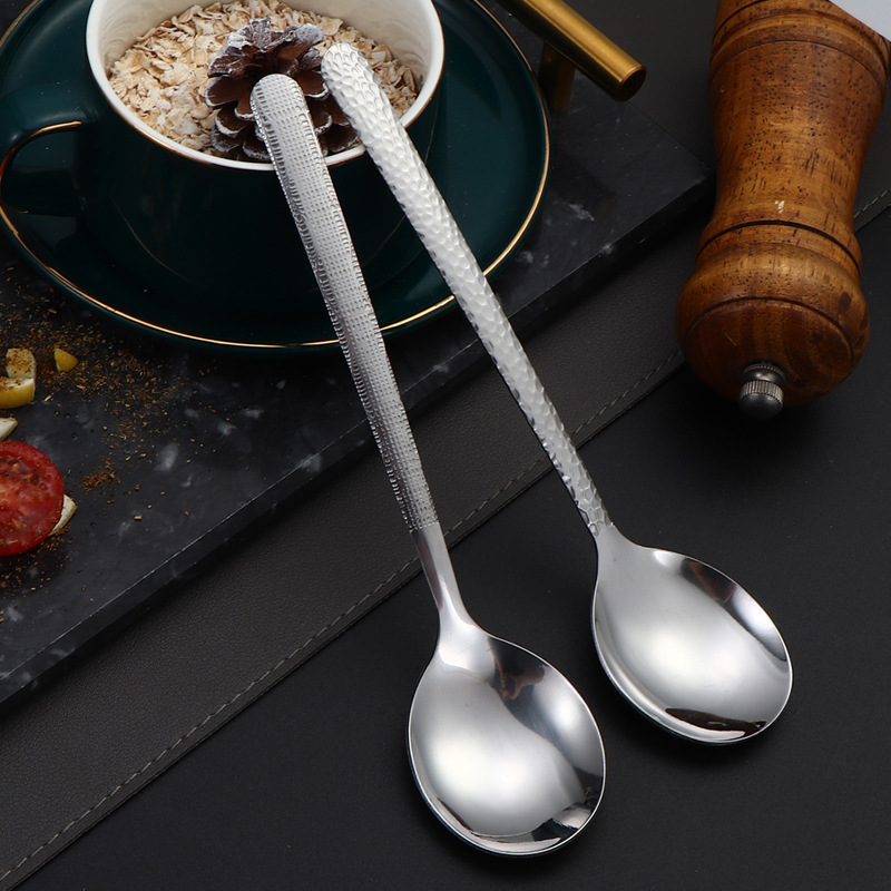 Red de celebridades Cuchara de acero inoxidable Cuchara con patrón de piedra con mango largo Cuchara de alto valor elegante con patrón de martillo Cuchara para sopa para comer Cuchara de postre