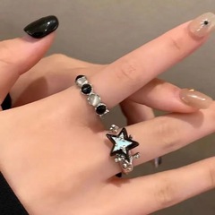 白黒のオープンリングの女性のデザイン感があります。