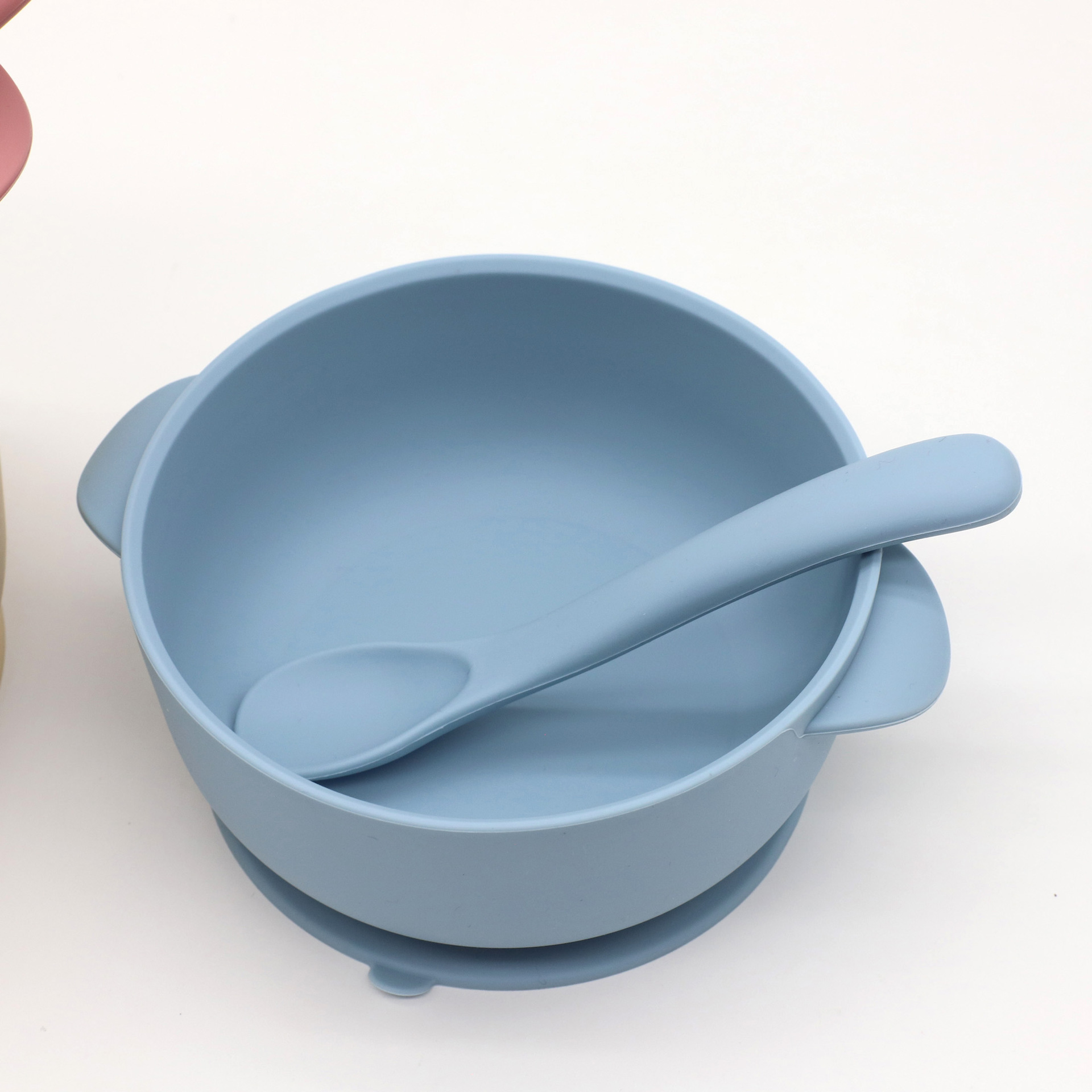 그릇과 숟가락 회색 파란색