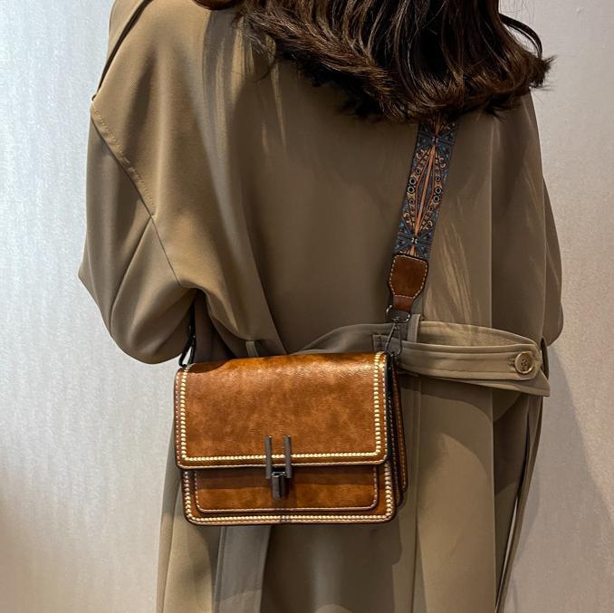 Popular retro textura bolso cuadrado para mujeres 2025 nuevo estilo simple de moda bolso de hombro correa ancha mochila casual