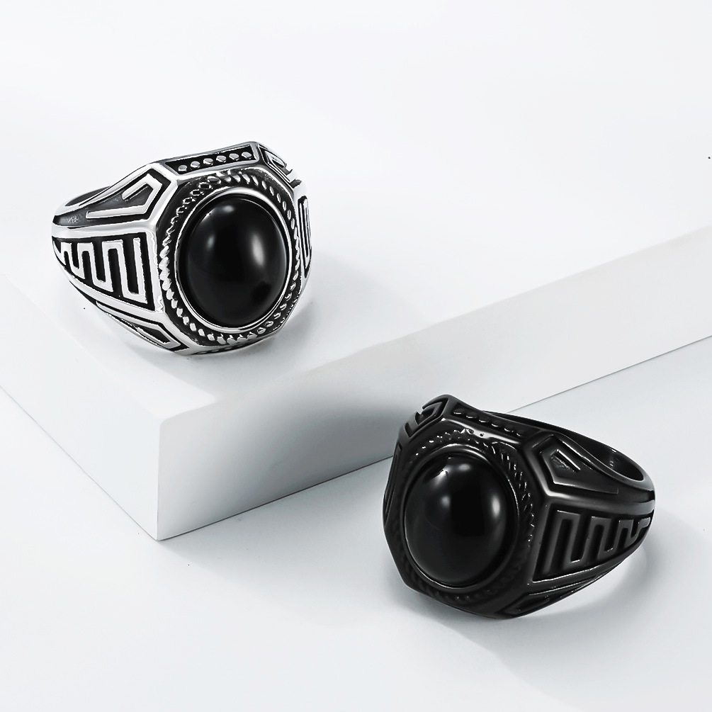 Herrenring aus Titanstahl im Retro-Stil mit schwarzem Edelstein, kunstvoll gestalteter, hochwertiger Zeigefingerring_voghion.com
