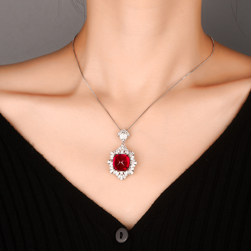 2024 nuevo estilo Zhuang Shengsheng joyería simulación corindón rojo azul cristal puntiagudo torre de azúcar collar colgante retro 14*14