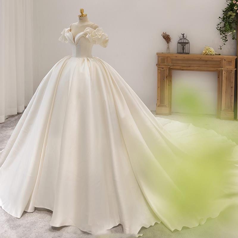 Vestido de novia de satén 2026, nuevo estilo francés para novias pequeñas, sencillo y elegante, con hombros descubiertos, estilo vintage, con cola larga.