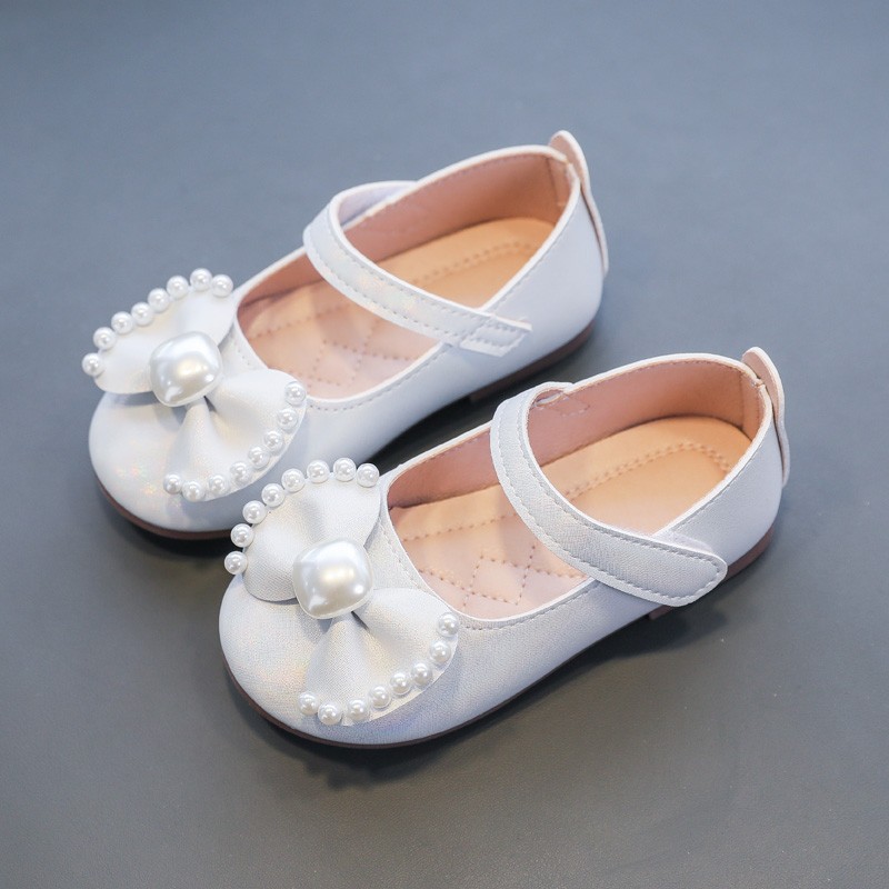 Zapatos de princesa de perlas de arco de perlas de niñas primavera y otoño 2026 nuevos zapatos de suela suave de niñas zapatos de moda de niños zapatos de cuero pequeños