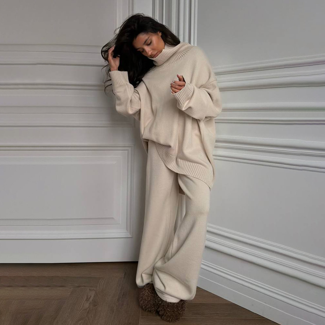 Completo composto da maglione oversize con collo alto e pantaloni larghi e fluidi - Completo due pezzi morbido da donna per autunno inverno in grigio, marrone e beige | S/M/L_voghion.com