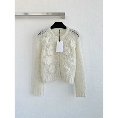 王の印象の早春の新型の透かし彫りの立体の花の丸首のニットのカーディガンの短い服の小さい香ばしい風のコートの女性