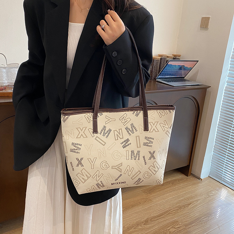 Bolsas de gran capacidad de este año, bolsas de moda populares, bolsas de viaje portátiles de hombro, invierno 2024, nueva marea de letras