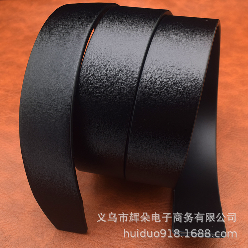 男性の高級本革ベルトはレトロなエンボス二階の牛革を持っています。