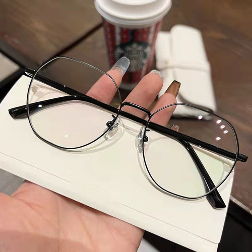 Women's stylish, high-fashion myopia glasses: student-friendly, blue-light-blocking design that flatters round faces and makes them appear slimmer—perfect for wearing with or without makeup.