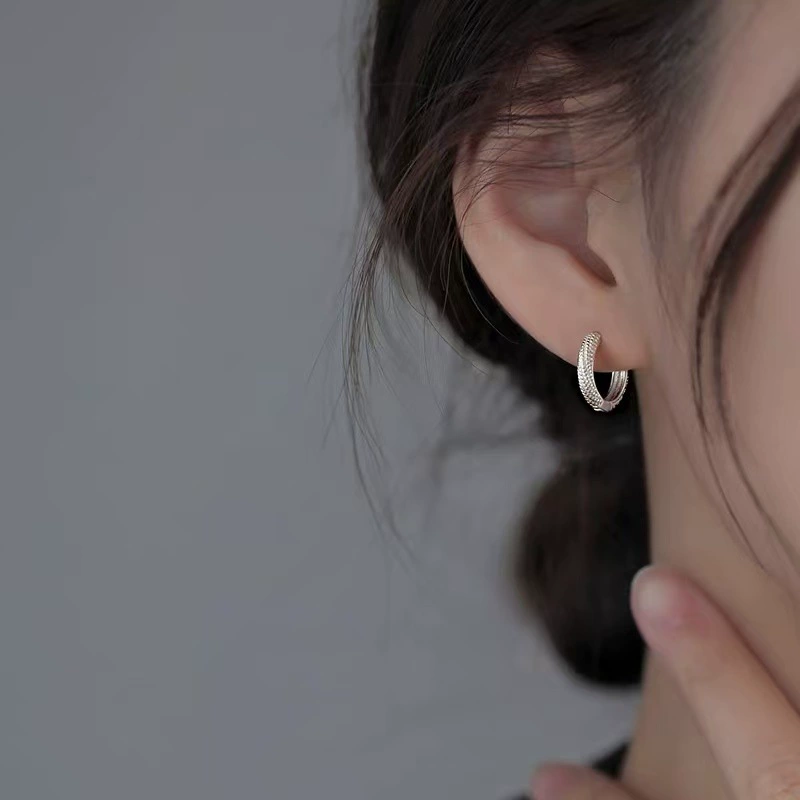 Серебряная игла с хвостиком, маленькие дизайнерские серьги, проба серебра 925, стиль легкой роскоши, высокое качество